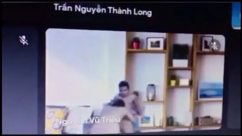 Học online quên không tắt camera lộ cảnh con ghệ đang mút mút